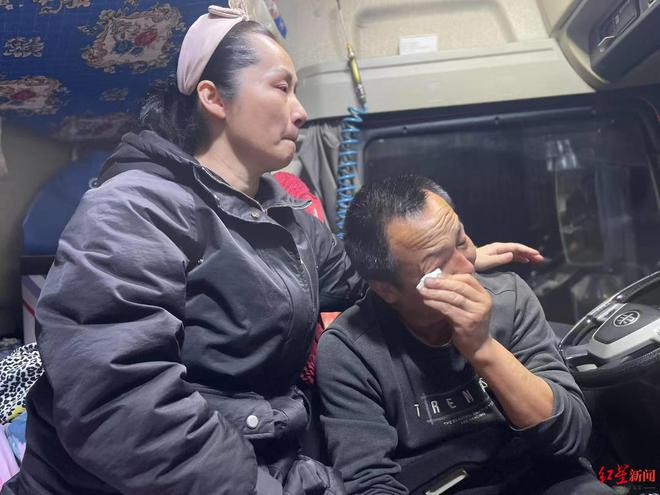 葬三年前结发妻子离世留下重组家庭的6个孩